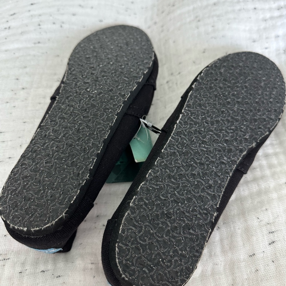 Toms Shoes - Picture 4 of 5